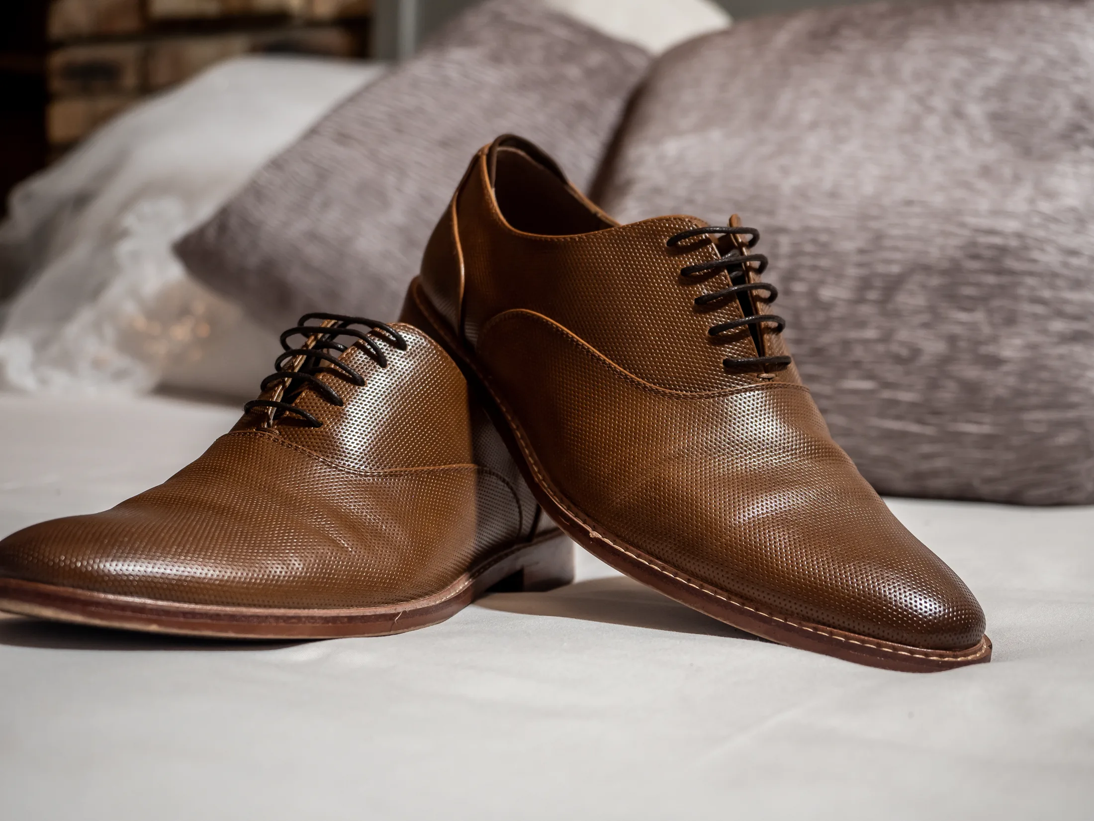 The groom’s shoes and watch before the wedding