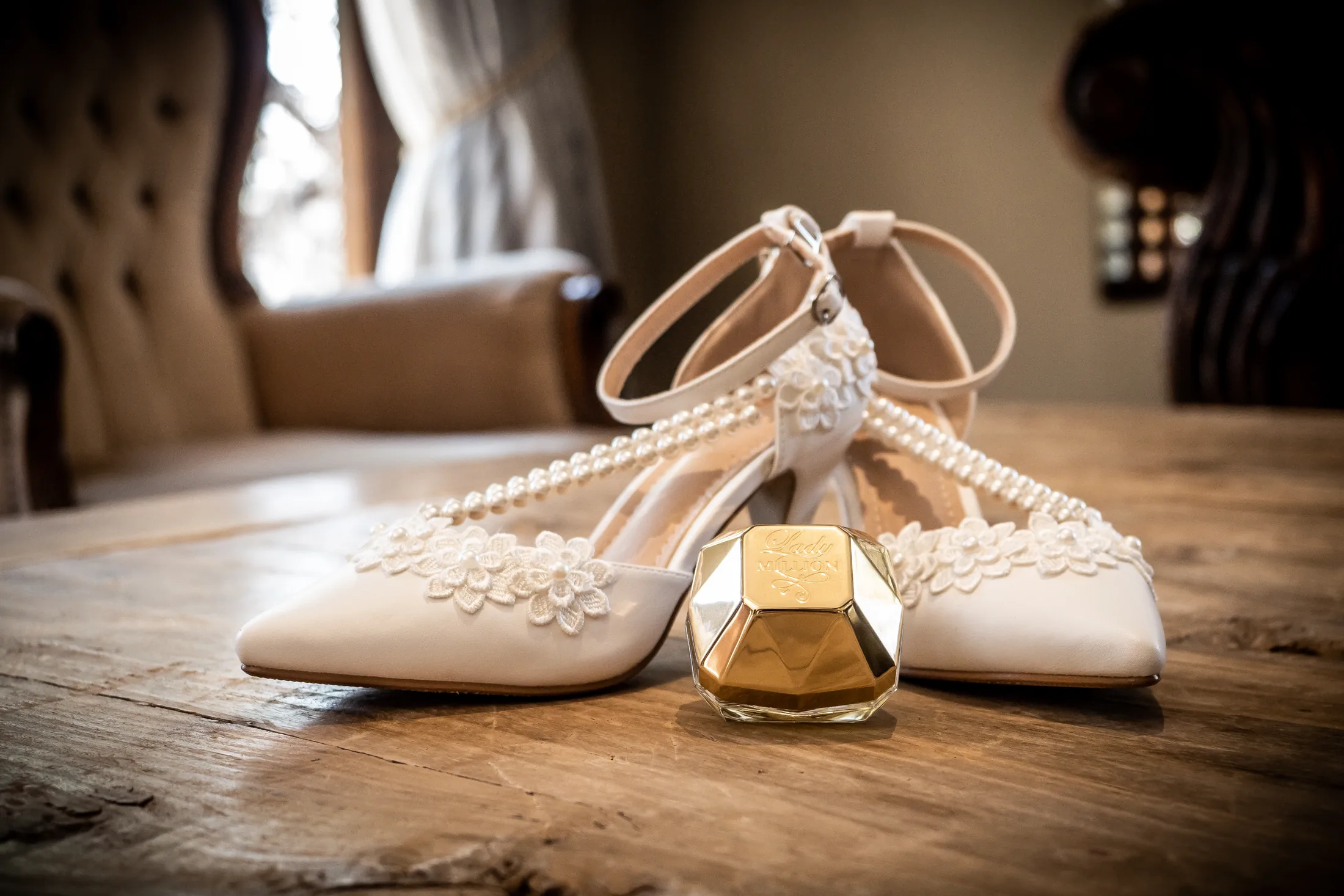Leani’s bridal shoes and wedding details